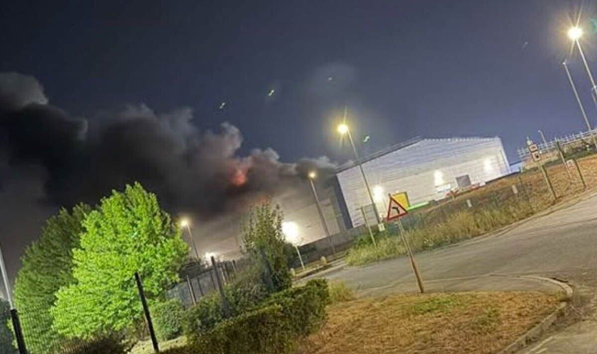 Fire in Bristol UK Today: Emergency Crews Battle Major Blaze as Local Authorities Urge Residents to Avoid the Area Immediately to Allow for Firefighting Operations