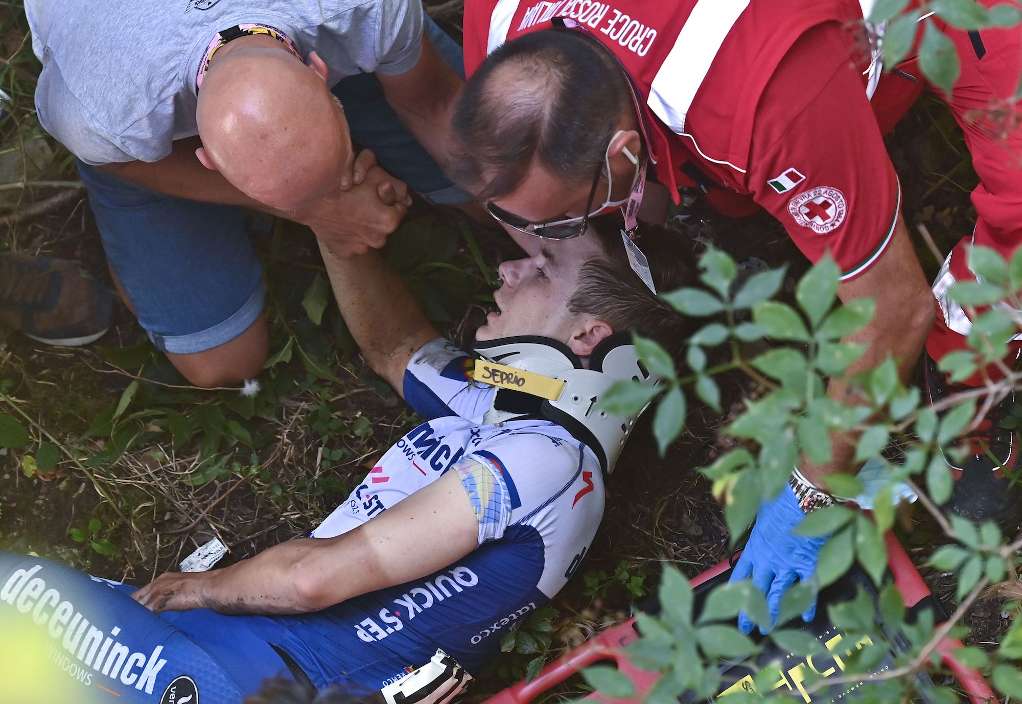 Remco Evenepoel Crash Today: Star Cyclist Abandoned Itzulia Basque Country Race Following High-Speed Multi-Rider Incident as Medical Staff Provides Urgent Assistance to Competitors